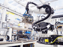 Vollautomatisierung: Roboter haben sich in der Batterieproduktion bei Robert Bosch Manufacturing Solutions bewährt.