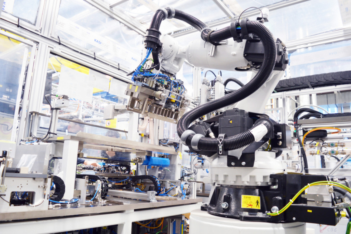 Vollautomatisierung: Roboter haben sich in der Batterieproduktion bei Robert Bosch Manufacturing Solutions bewährt. - © Bosch Manufacturing Solutions