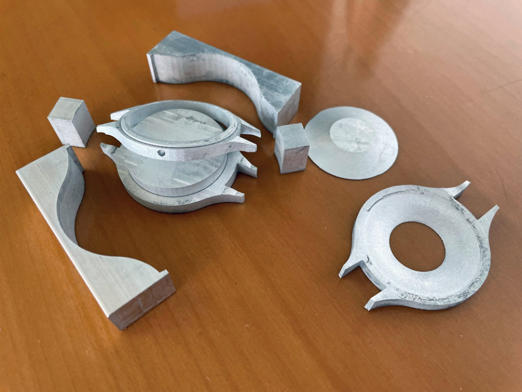Aluminium-Demonstrator mit extremem Schrägschnitt zum Herstellen eines Uhrengehäuses. - © Synova