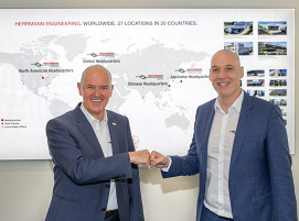 Für starke Verbindungen auf der ganzen Welt: CEO Thomas Herrmann (links) übergibt André Deponte die Leitung der globalen Headquarters.