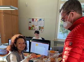 Dr. Michael Schnick (Geschäftsführer Kjellberg-Holding) überreicht Geburtstagsmuffin an Mitarbeiterin Maya Vlahova (Ausbildungskoordinatorin) (
