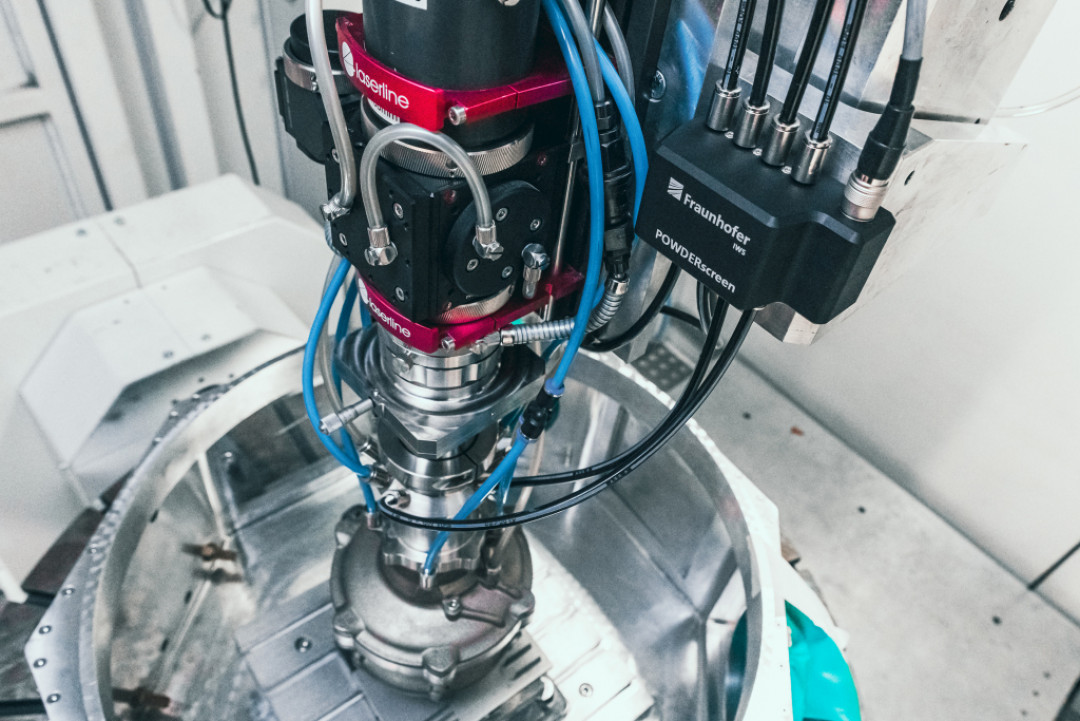 Konzipiert ist POWDERscreen für das Laserauftragschweißen, bei dem Spezialdüsen konzentrierte Ströme aus Metallpulver genau in den Fokus eines Laserstrahls fördern. Der schmilzt das Pulver auf der Werkstückoberfläche auf, um komplexe 3D-Strukturen zu erzeugen. - © Christoph Wilsnack/Fraunhofer IWS