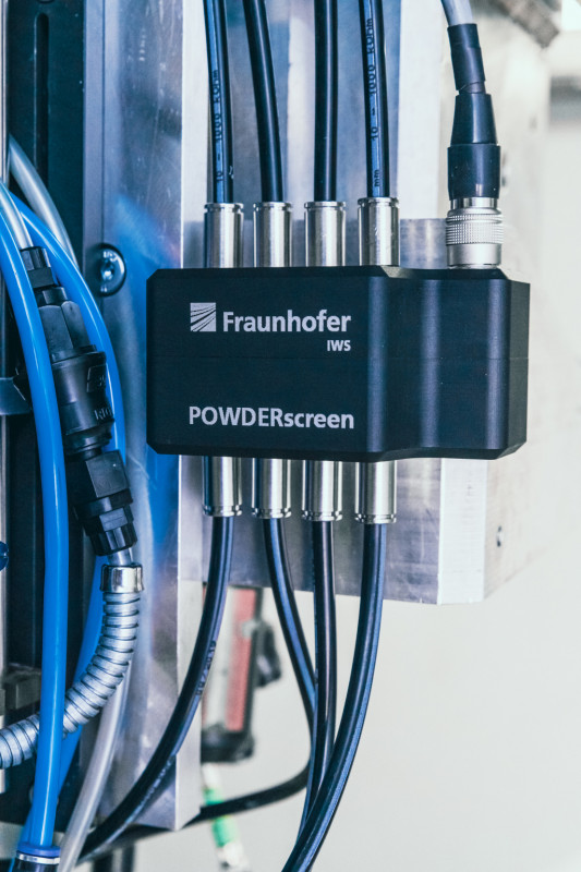 Das Pulvermessgerät POWDERscreen für das Laserauftragschweißen ermöglicht genaue Messungen von Pulvermenge, die in den Laserfokus strömen. Dieser Ansatz kann die Kosten beim pulverbasierten Laserauftragsschweißen senken, die Qualität der erzeugten Bauteile verbessern und den ganzen Produktionsprozess exakt wiederholbar gestalten. - © Christoph Wilsnack/Fraunhofer IWS